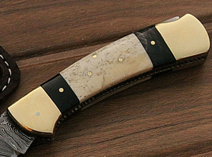 Couteau pliant artisanal en acier Damas avec manche en os et corne, embouts en laiton et détails décoratifs, lames pliantes lisses - Product Image 5