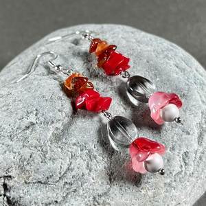 Boucles d'oreilles contemporaines en résine, faites à la main, bijoux botaniques en résine, boucles d'oreilles artistiques en résine époxy, boucles d'oreilles statement, résine florale de jardin - Product Image 4
