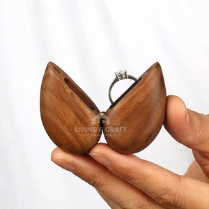 Boîte à bague en bois en forme de cœur faite à la main pour les fiançailles, les mariages, les propositions de mariage, le rangement de bijoux - Product Image 1