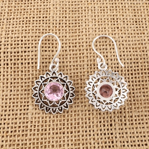 Boucles d'oreilles pendantes en Morganite naturelle, plaqué or, avec cristaux roses facettés et pierres précieuses serties clos - Product Image 1