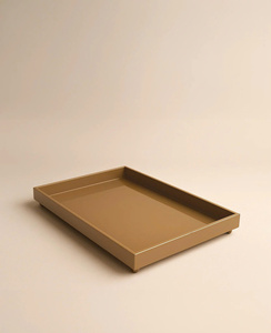 Plateau rectangulaire élégant en laque marron avec rebord surélevé, organiseur décoratif pour table basse, bureau et maison - Product Image 1