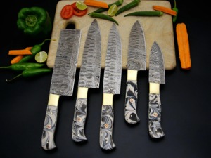 Juego de Cuchillos de Chef de Cinco Piezas Hechos a Mano por Edge Master, Acero de Damasco, Mango de Resina Ambidiestro, Funda de Cuero - Product Image 4