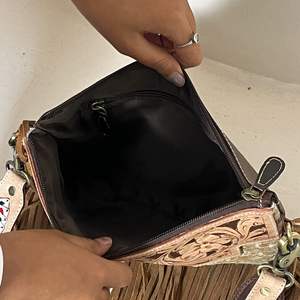 Bolso Bandolera de Cuero Vacuno Hecho a Mano con Flecos, Estilo Western con Diseño Floral, Bolso de Hombro Boho Vaquero, Perfecto para Mujer - Product Image 6
