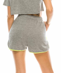 Shorts de sport décontractés pour femmes, taille haute, respirants, en polyester et élasthanne, pour le fitness et le yoga, à rayures fines, vente en gros - Product Image 5