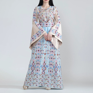 Vestido Thobe de seda bordado hasta el suelo para mujeres árabes con diseño floral, estilo árabe modesto para bodas y uso diario. - Product Image 5