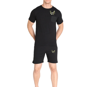 ชุดเสื้อยืดและกางเกงขาสั้นสีดำสำหรับผู้ชาย คอกลม สวมใส่สบายในฤดูร้อน พิมพ์ลายโลโก้นกอินทรี ผ้าถักระบายอากาศได้ดี - Product Image 1