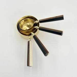 Ensemble de 4 tasses à mesurer en acier inoxydable avec poignée en résine multicolore, finition PVD dorée, passe au lave-vaisselle, produit écologique - Product Image 2