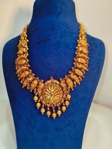 ชุดเครื่องประดับโบราณรูปนกยูงสีทองประดับด้วยหินเคมพ์ สไตล์อินเดียใต้แบบดั้งเดิมสำหรับเจ้าสาว สร้อยคอแบบด้าน - Product Image 2