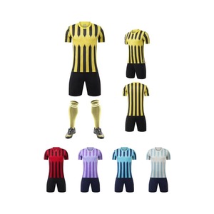 Ensemble de tenue de football pour hommes, maillot rayé bleu clair et blanc, short marine, impression par sublimation, polyester respirant, vêtements d'équipe pour adultes - Product Image 3