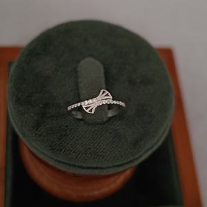 Anillo Revalia con Lazo y Piedras de Diamante, Engaste Pavé, Elegante y Minimalista, para Mujer, Regalo de Boda, Compromiso o Promesa - Product Image 1