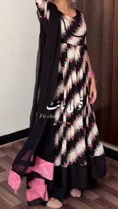 Shivam Hub - Robe Anarkali pour femme, imprimé floral noir et blanc, longueur au sol, avec dupatta, tenue ethnique indienne et pakistanaise en polyester - Product Image 2
