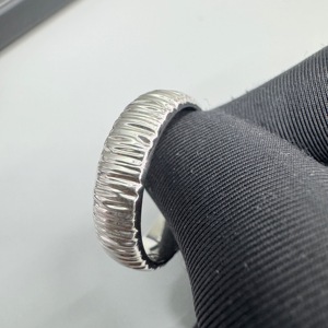 Anillo de Oro Blanco de 9K con Diamante Cultivado en Laboratorio de 0.05CT, Anillo de Boda con Piedra Secreta en el Interior Texturizado - Product Image 5