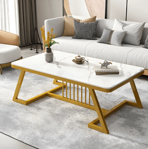 Table basse ronde en marbre avec structure de base en anneaux métalliques dorés entrelacés, disponible à prix de gros. - Product Image 4