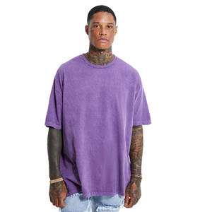 Camiseta de punto casual de algodón de color morado liso con cuello redondo y manga corta para hombre, estilo oversize, con lavado ácido, disponible para la venta. - Product Image 1
