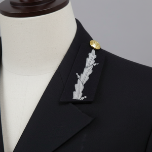 Écussons de gorgette brodés à la main sur tissu noir avec attaches en fil d'argent de haute qualité - Product Image 4