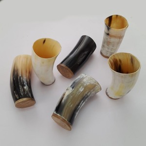 Tasses écologiques de luxe modernes en matériaux organiques artisanaux avec couvercles, design marbré noir et blanc pour la décoration de la maison - Product Image 2