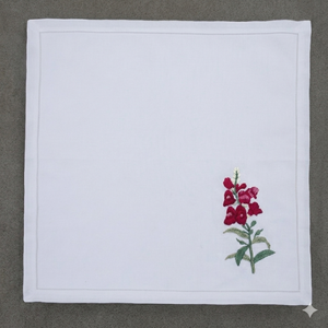 Serviette en lin brodée d'un camélia rouge, des points délicats ajoutant une beauté classique pour les événements élégants et les repas en famille. - Product Image 2
