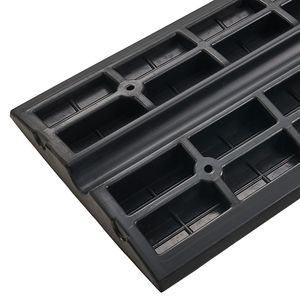 Rampa in Gomma per Auto con Capacità di Carico di 15 Tonnellate, Altezza 6,6 cm, Strisce Riflettenti Gialle per Ponti e Vialetti - Product Image 3