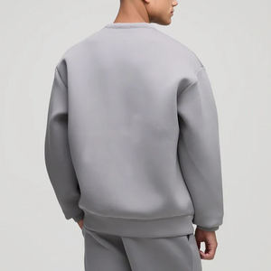 Sudadera Gris de Cuello Redondo para Hombre con Logotipo Personalizado, Corte Regular, Estampado Frontal, Ropa Casual de Otoño, 100% Algodón Tejido - Product Image 3