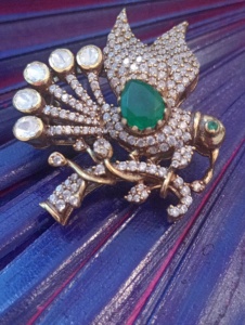 Broche élégante faite à la main en argent plaqué or avec pierre Polki doublette verte en forme d'oiseau, idéale pour un cadeau de mariage ou de fiançailles indien - Product Image 6