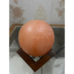 Elegante Lámpara de Sal del Himalaya Tallada a Mano, Decoración de Mesa de Alta Calidad, Grado A+, Estilo Moderno, Brillo Decorativo - Product Image 1