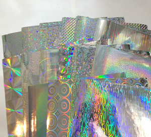Rollo de Película Holográfica Plateada de Alto Brillo al por Mayor, Diseños Surtidos para Envolver Regalos, Etiquetado e Impresión, Suministro a Granel - Product Image 1