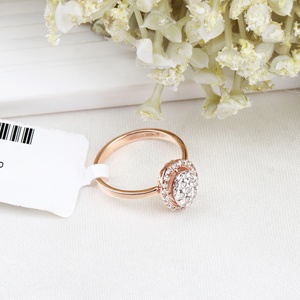 Vente en gros de bague halo en or rose massif 14 carats à deux tons avec grappe de diamants, Memoria Jewels - Product Image 2