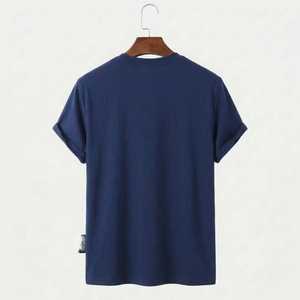 Camiseta Moderna para Hombre en Azul Marino con Bloques de Color en Contraste, Cuello Redondo, Manga Corta, Algodón Premium, Estilo Casual Urbano con Panel Inferior a Rayas - Product Image 2