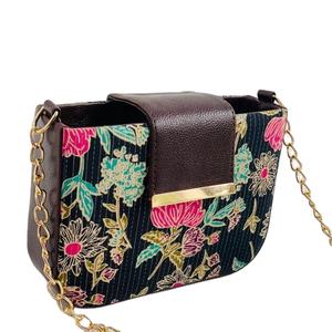 Sac à bandoulière mini matelassé décontracté Midnight Bloom Floral avec chaîne dorée, souple, durable, imperméable, écologique et léger - Product Image 1