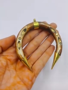 Joyería de hueso, resina acrílica y hueso artesanal. Conjunto de joyería chapado en oro. Collar con colgante moderno para mujer. Accesorio de moda para fiestas. - Product Image 5