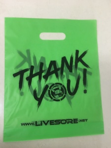 Sac à poignée en plastique découpée à l'emporte-pièce à prix compétitif design personnalisé sac à provisions de luxe réutilisable en PE avec poignée en vente en gros - Product Image 2