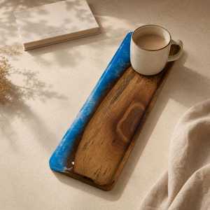 Plateau de service contemporain en résine et bois avec élégantes poignées en métal noir pour la présentation à la maison, au café et au restaurant - Product Image 2