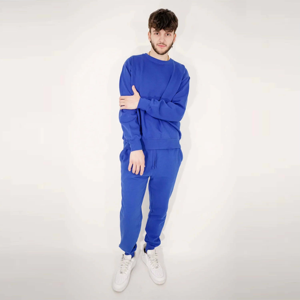 ชุดเซ็ต 2 ชิ้น เสื้อสเวตเชิ้ตผ้าฟลีซเนื้อนุ่มใส่สบายแบบลำลองสไตล์วินเทจสำหรับผู้ชาย พร้อมกางเกงวอร์มสำหรับออกกำลังกาย เหมาะสำหรับฤดูใบไม้ร่วงและฤดูหนาว ใส่ได้ทุกวัน - Product Image 1