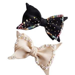 กิ๊บติดผมรูปหัวใจประดับเลื่อมสีดำหรูหรา รุ่น HKJB001 จาก KANT K PVT LTD ประดับคริสตัลวิบวับ ริบบิ้นทำมือ ดีไซน์สวยงาม เหมาะสำหรับงานเทศกาล - Product Image 2