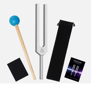 Diapason 528 Hz, en alliage d'aluminium avec marteau en silicone et étui de rangement - Product Image 1