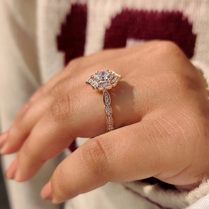 Anillo de Compromiso con Diamantes Hexagonales, Estilo Vintage con Detalles, Oro Sólido de 14K/18K, Joyería para Propuesta de Matrimonio - Product Image 3