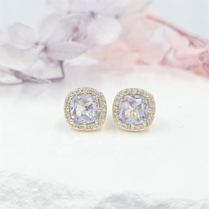 Boucles d'oreilles clous classiques populaires pour femme, plaquées or 14 carats, avec zircone colorée, forme coussin, pour anniversaire, vente en gros - Product Image 2