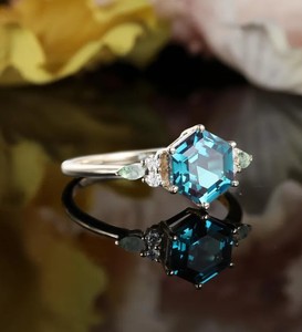 Anillo de Compromiso y Boda de Alejandrita con Corte Hexagonal, Anillo de Plata con Gema Geométrica Única que Cambia de Color, Anillo de Promesa Unisex de Lujo - Product Image 6
