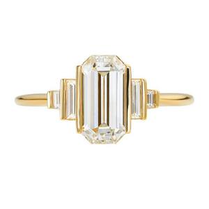 Anillo de Compromiso Único con Cinco Piedras de Diamante de Laboratorio, Corte Esmeralda y Baguette, Oro Amarillo de 14K, Joyería Fina Moderna Personalizable, Regalo - Product Image 4