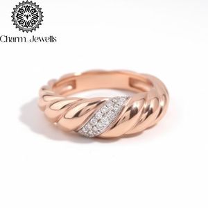 Bague de fiançailles classique pour femme en argent plaqué or 14 carats avec moissanite et sertissage à griffes - Product Image 6