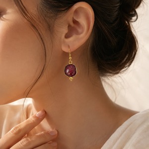 Boucles d'oreilles pendantes en rubis brut naturel – Pierre précieuse rouge plaquée or, pierre de naissance de septembre, bijoux de mode - Product Image 3