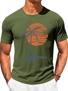 Camiseta de Manga Corta Verde Oliva para Hombre con Estampado de Palmeras al Atardecer, Cuello Redondo Informal, Algodón Jersey, Corte Regular - Product Image 1