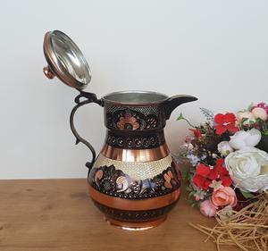 Pichet à eau élégant en cuivre, design raffiné, fait main, idéal pour l'entrée des invités, les repas en famille et les idées cadeaux, provenant d'Inde. - Product Image 2