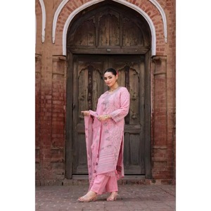 Conjunto de Kurta, Dupatta y Pantalón Tradicional Safa Más Vendido para Mujer, con Colores Vibrantes y Comodidad Durante Todo el Día, Disponible para la Venta - Product Image 2