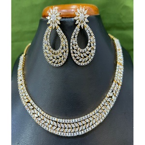 Gargantilla Glamorosa de Alta Calidad Chapada en Oro con Circonitas y Pendientes a Juego, Regalo Moderno para Mujer, Ideal para Compromiso, Aniversario o Boda - Product Image 1
