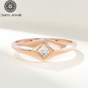 Bague de fiançailles Charm_Jewells en or rose plaqué, moissanite taille princesse, sertissage géométrique, style classique pour femme - Product Image 6