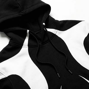 Sudadera con Capucha Black Flame Panel Hoodie con Aplique de Llama Blanca Intensa, Bolsillo Canguro |   Ropa Urbana Premium OEM / Marca Privada - Product Image 3