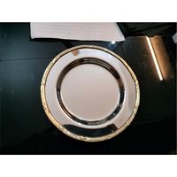 Assiette de service de luxe en métal argenté avec bord doré et motif en relief, ronde, pour mariage, événement, hôtel, vaisselle de table