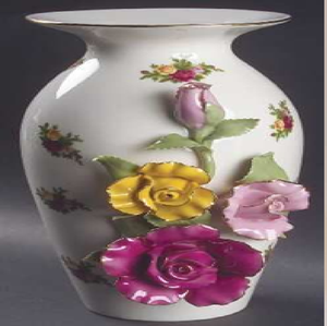 Vase blanc classique avec des roses roses réalistes et un dessus à bord doré. Disponible à prix de gros. - Product Image 3