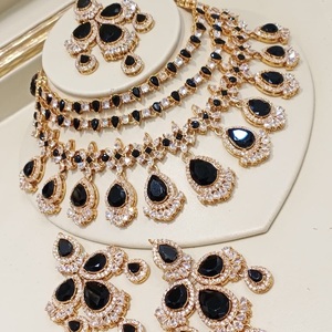 Parure de bijoux de créateur plaquée or, ensemble de bijoux fantaisie de luxe avec collier et boucles d'oreilles en zircon pour mariages et soirées - Product Image 5